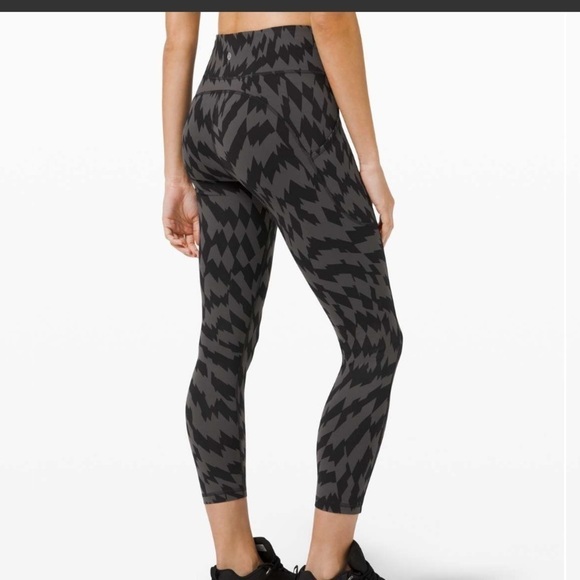 NWT Lululemon Invigorate High-Rise Tight 25"
Voltage Graphite Grey Black‎ size 4 - Picture 2 of 12